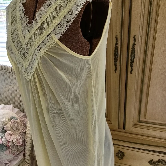 BUTTERY YELLOW, VTG BERNETTE NYLON, LONG PEIGNOIR SET! SZ MED